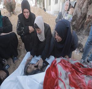 مواطنون يودعون شهيد في مستشفى الشفاء في مدينة غزة بعد استهدافه من قبل دبابات الاحتلال الاسرائيلي في بيت لاهيا شمال قطاع غزة